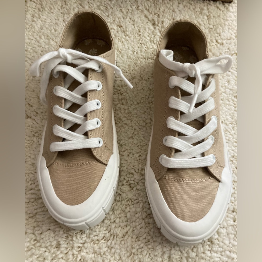 NWOT Mad Love Fran Sneakers tan/white sz 9 - Picture 4 of 8